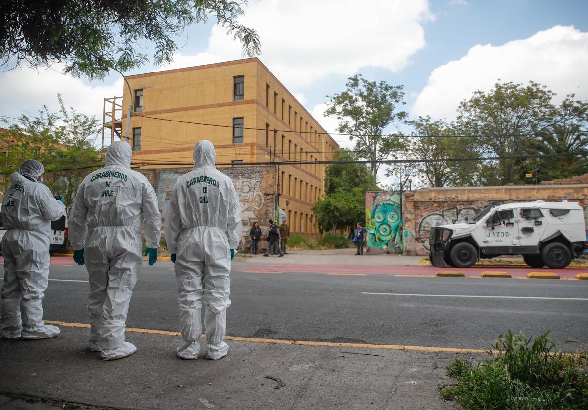 Agentes forenses a las puertas del Instituto Nacional Barros Arana