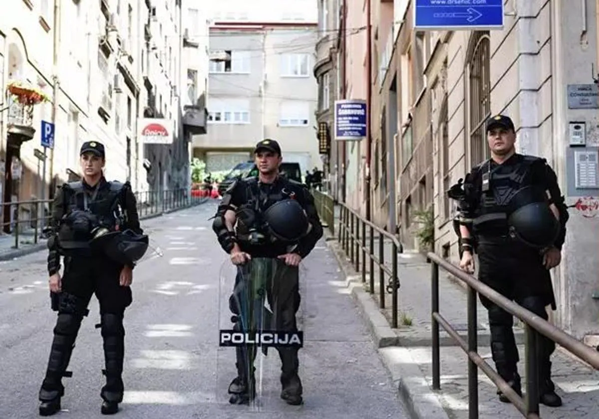 Tres policías bosnios en una calle en la capital del país, Sarajevo