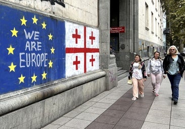 Georgia acude a las urnas para decidir entre seguir acercándose a Moscú o regresar al regazo europeo