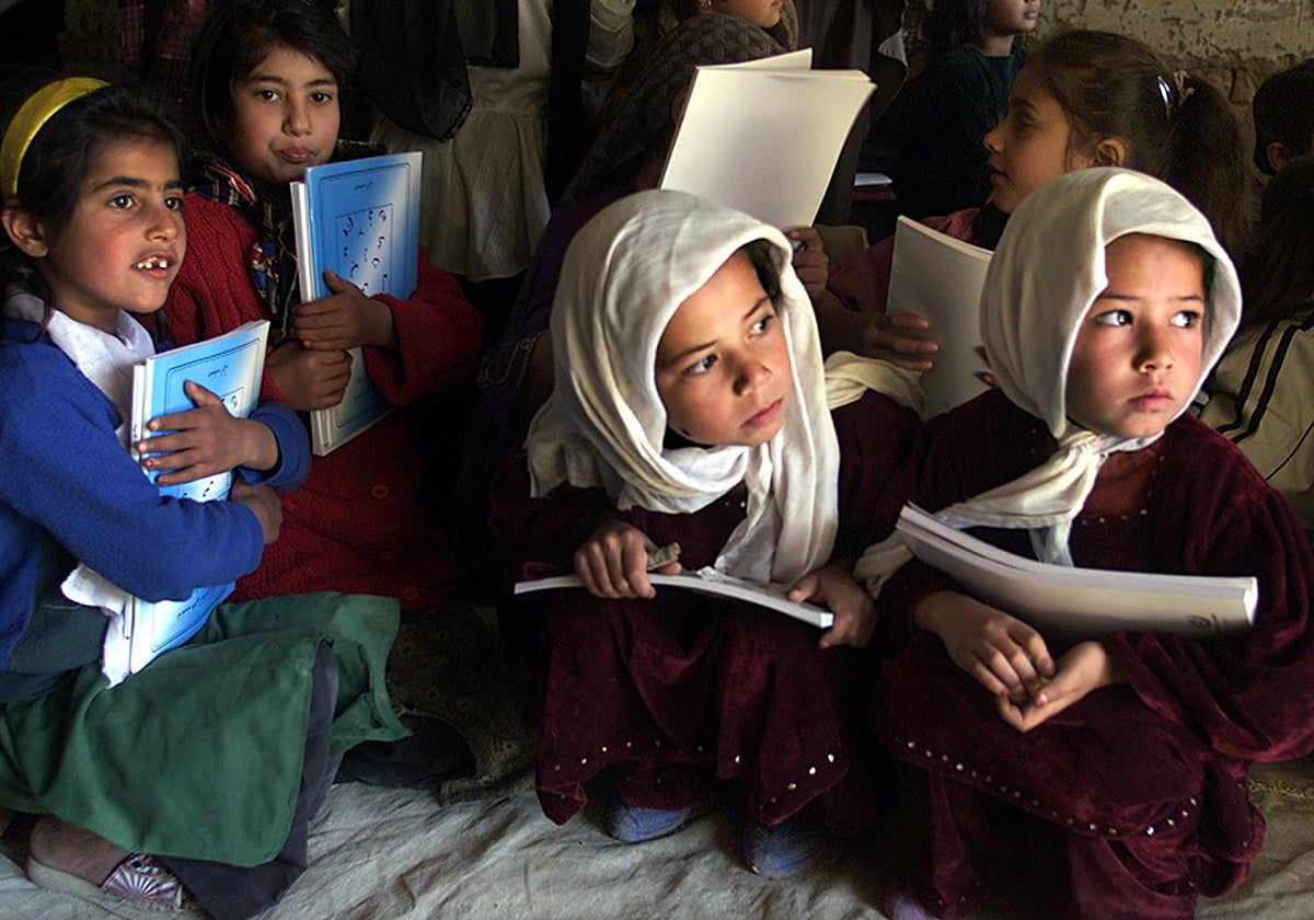 Primer día de colegio de las niñas afganas tras la caída de los talibanes que prohibían su escolarización