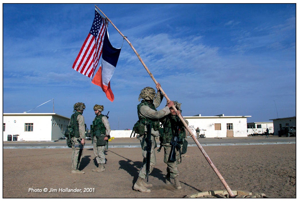 Soldados estadounidenses alzan un mástil con las banderas de EE.UU. y Francia en Afganistán (2001)