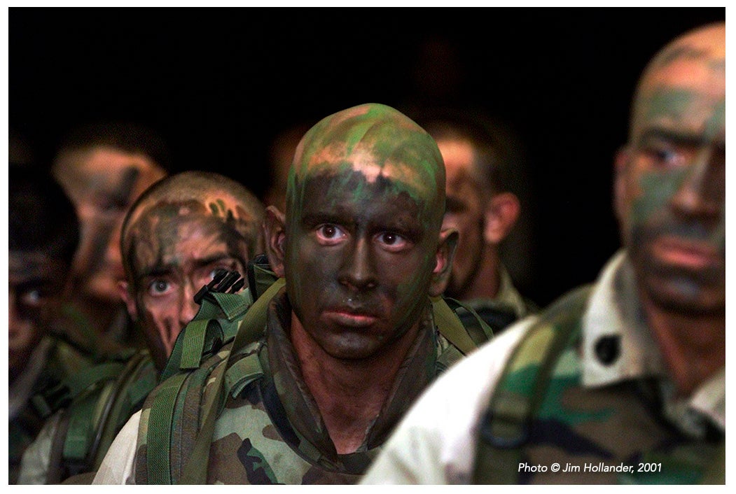 Un marine estadounidense en un helicóptero que le traslada a Afganistán (2001)