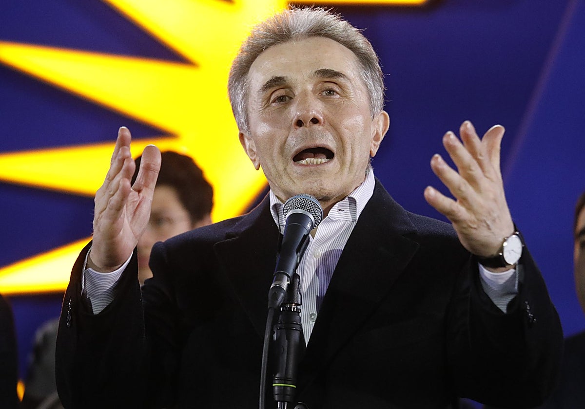 El fundador del partido Ensueño Georgiano y oligarca Bidzina Ivanishvili habla tras el anuncio de los resultados de las encuestas a pie de urna en las elecciones parlamentarias, durante las celebraciones en la sede del partido en Tiflis, Georgia
