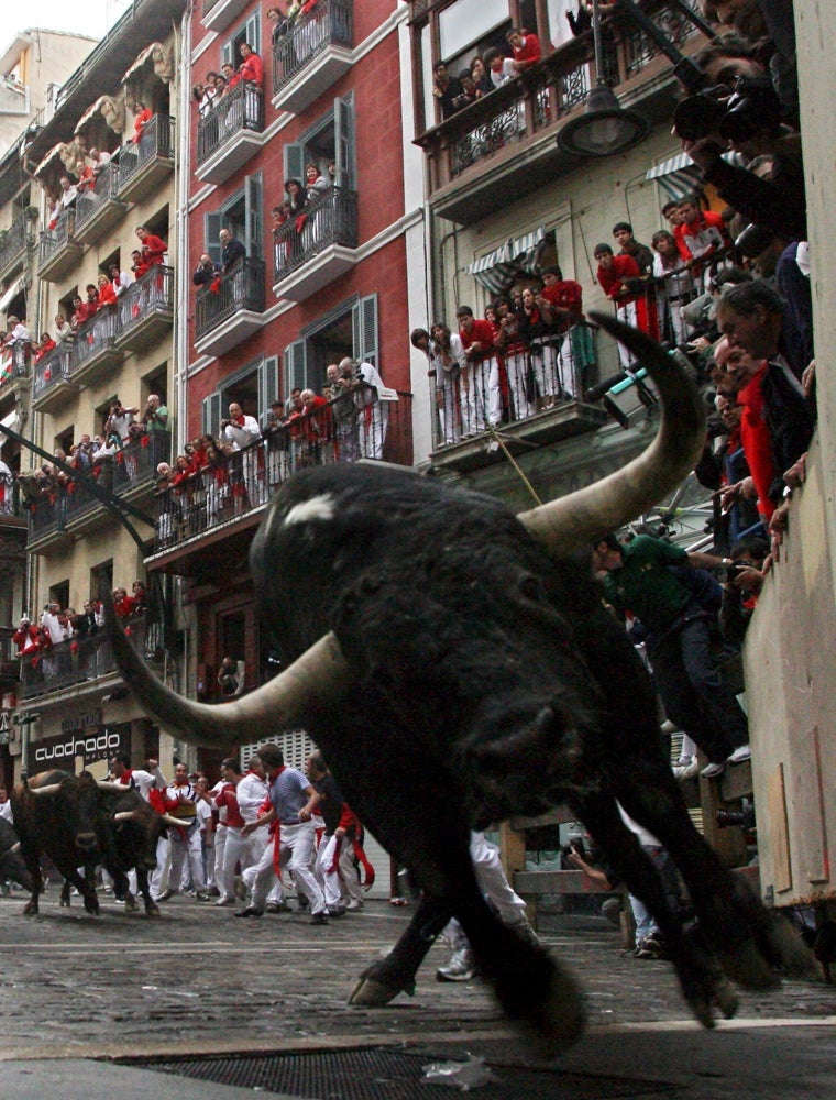 Un toro de Cebada Gago en la curva de Estafeta el encierro del 10 de julio de 2007