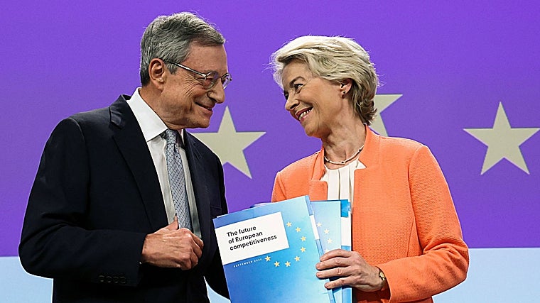 La presidenta de la Comisión Europea, Ursula von der Leyen, sostiene el informe del exjefe del Banco Central Europeo (BCE), Mario Draghi , sobre la competitividad de la UE y las recomendaciones, mientras asisten a una conferencia de prensa, en Bruselas