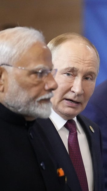 Modi y Putin asisten a una ceremonia de fotografía familiar antes de la sesión plenaria de la Cumbre Brics en Kazán, Rusia