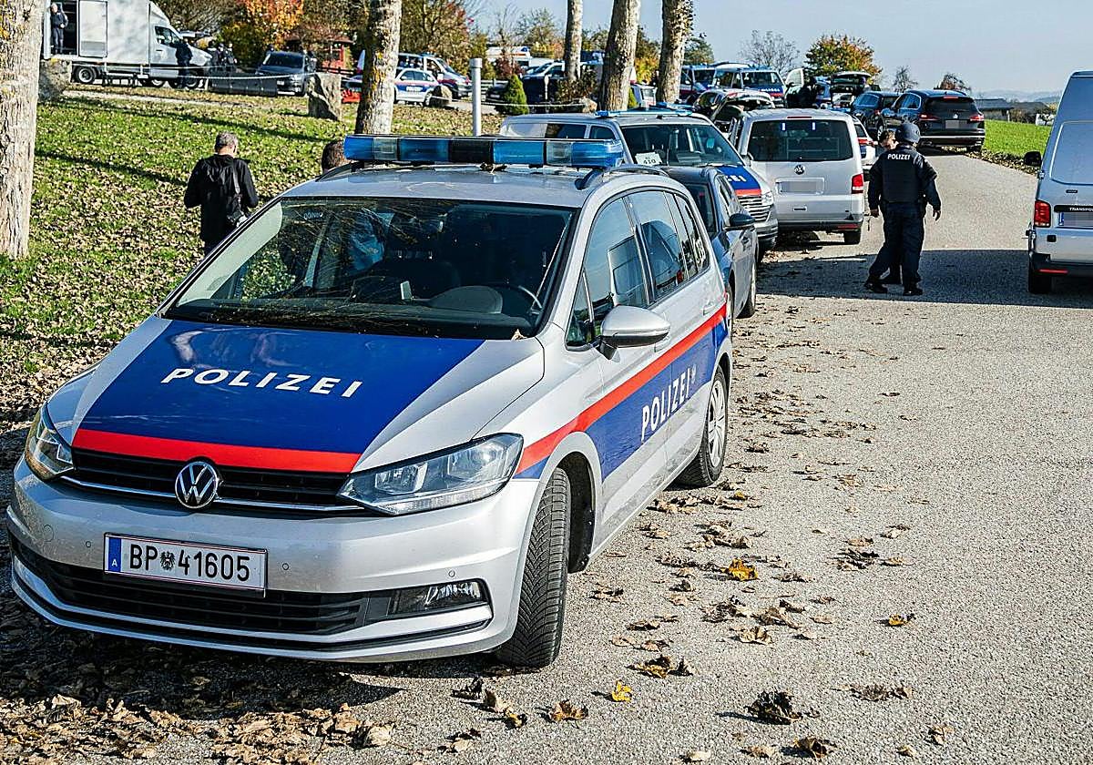 Patrullas de la Policía de Austria en el lugar de los hechos.
