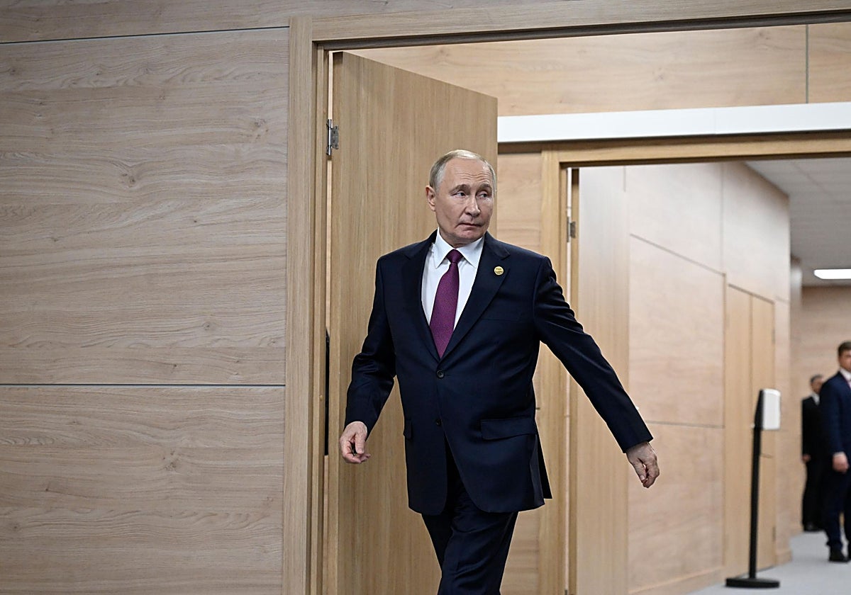 Putin llega para saludar a los invitados durante las reuniones bilaterales en el marco de la cumbre BRICS en Kazán