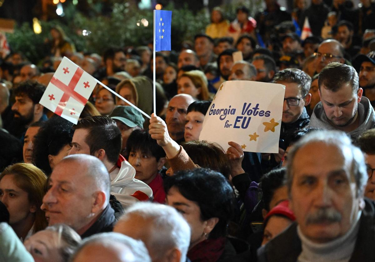 Varios ciudadanos de Georgia durante las manifestaciones en favor de la entrada en la UE