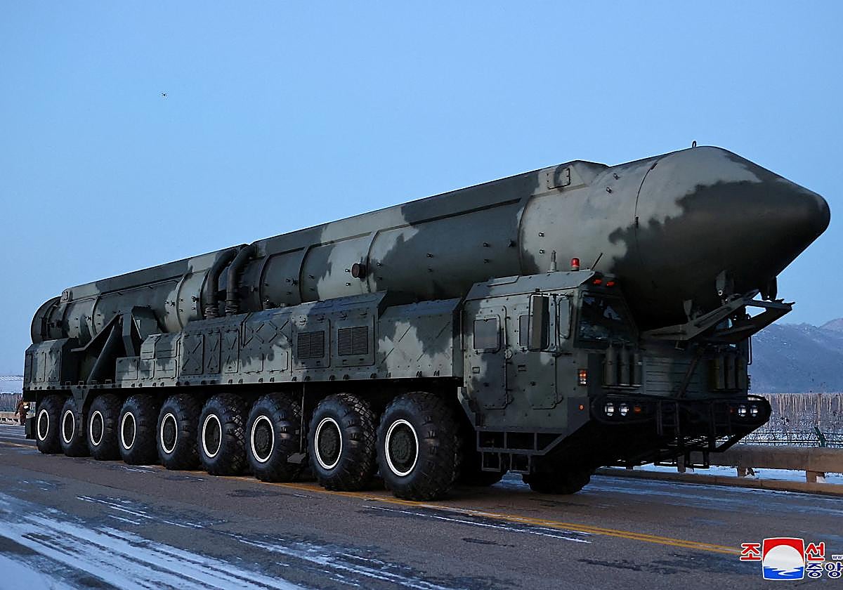Un portamisiles balísticos de Corea del Norte