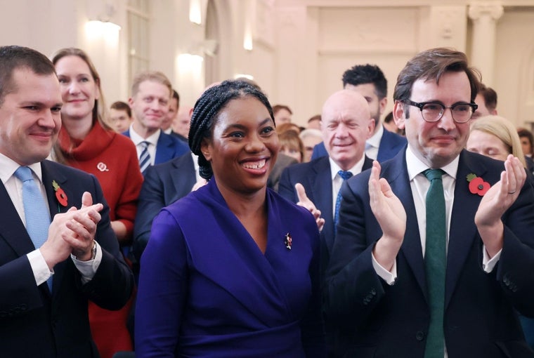 La nueva líder del Partido Conservador Kemi Badenoch (c), junto a su marido Hamish (d) y el candidato Robert Jenrick (i), tras el anuncio este sábado