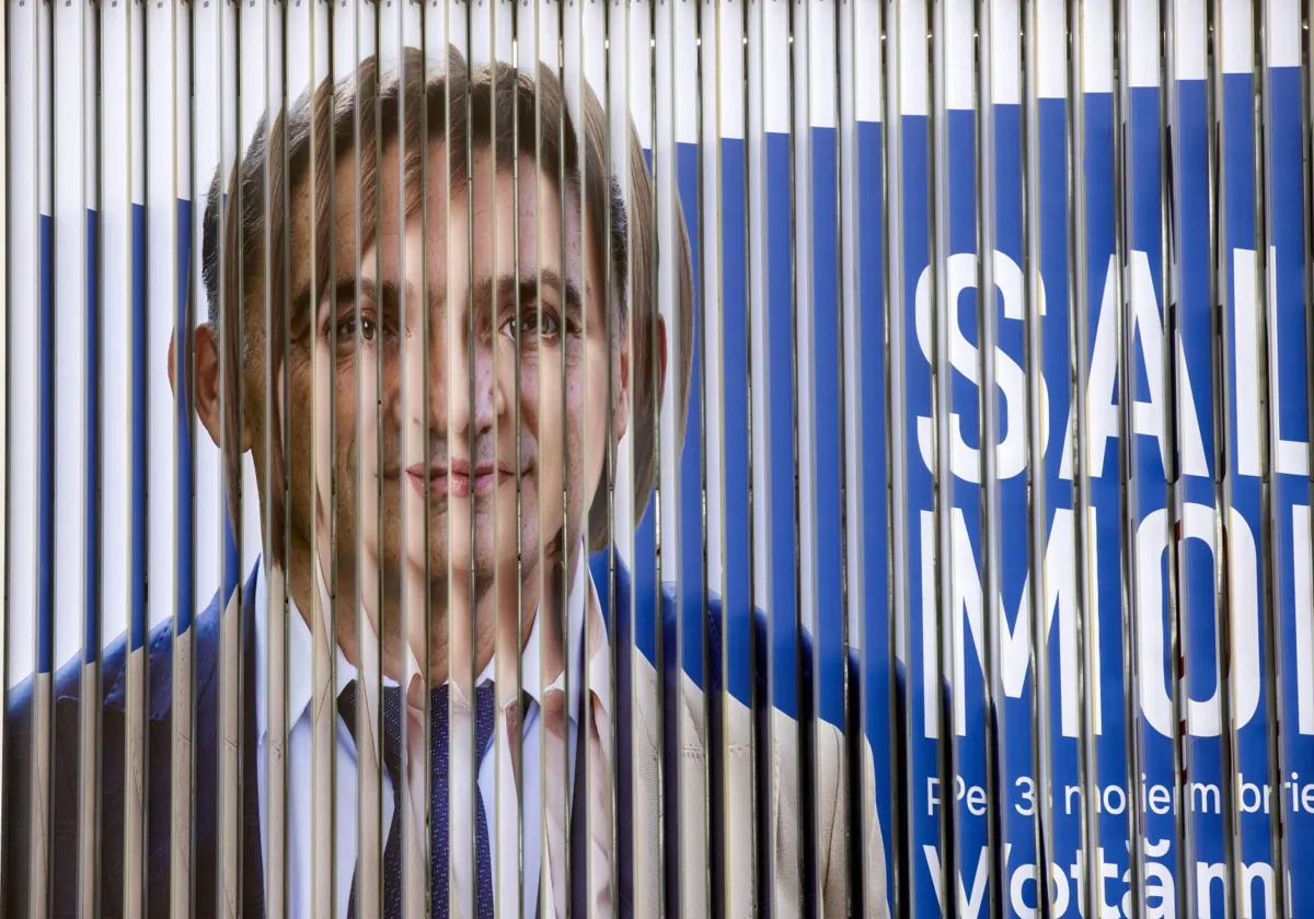 Una valla publicitaria muestra durante la rotación los dos carteles electorales de los candidatos  presidenciales, la presidenta moldava Maia Sandu y el ex fiscal general Alexandr Stoianoglo, con el lema 'Salvemos a Moldavia' en Chisinau