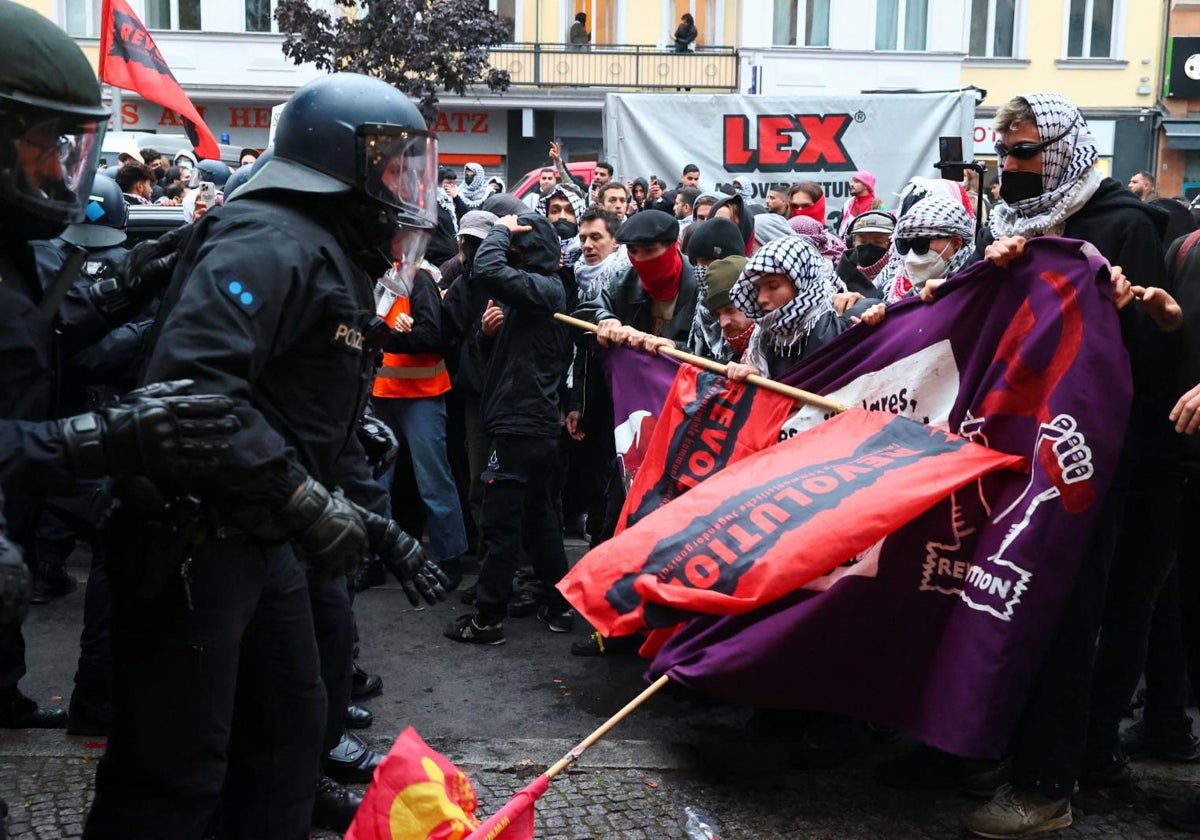 Manifestantes asisten a una manifestación en apoyo a los palestinos, en Berlín