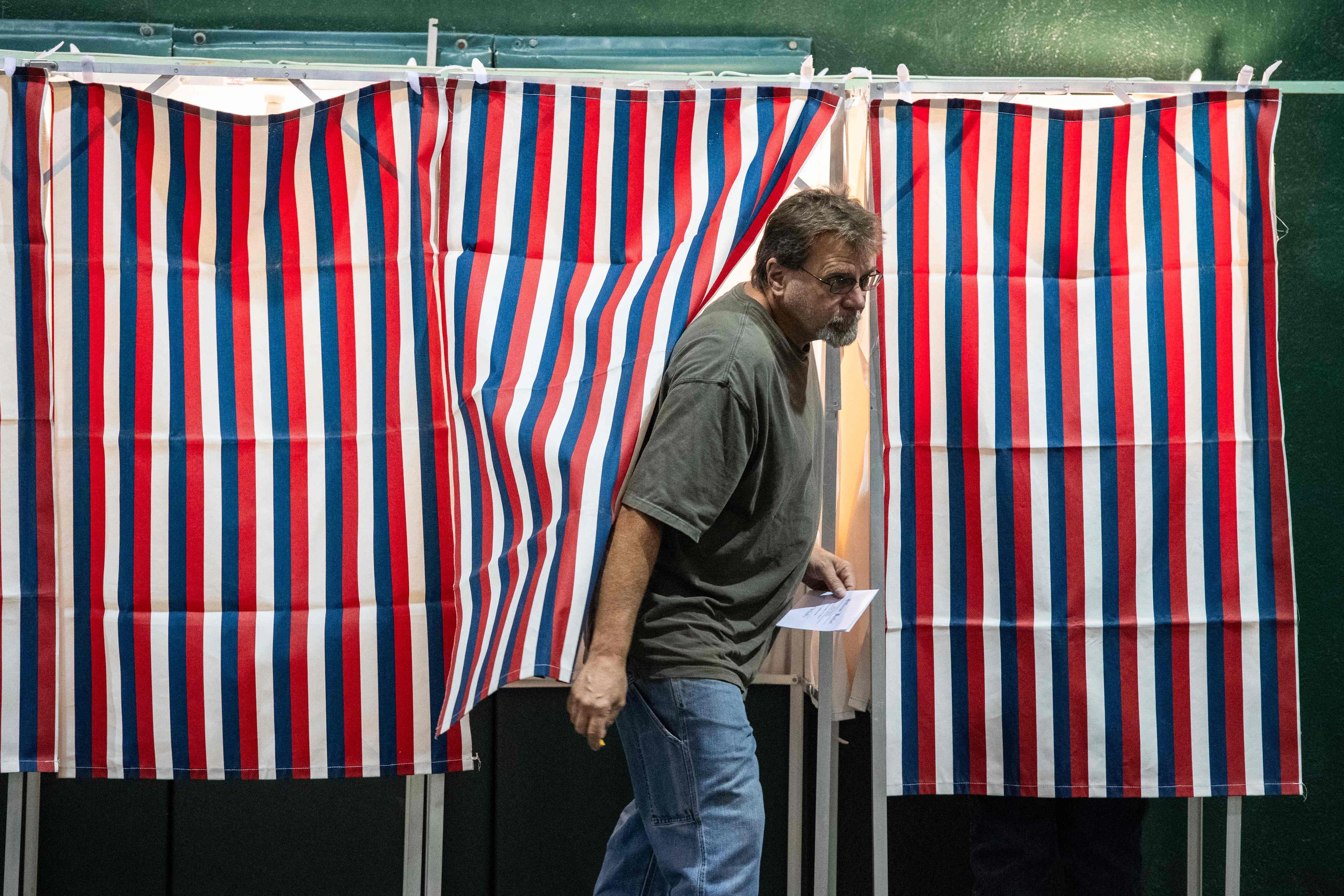 Un hombre votando en la Ademia de Colebrook Academy en New Hampshire