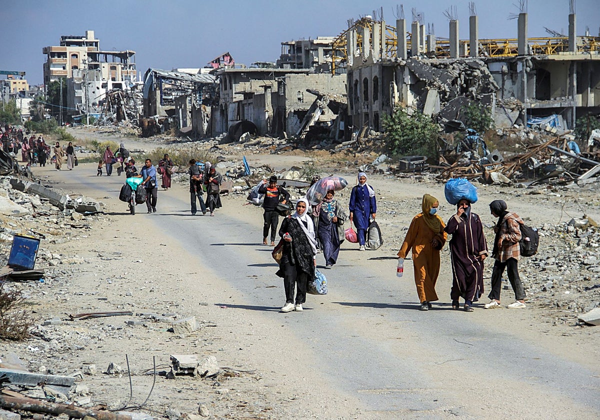 Palestinos desplazados huyen de la zona norte de Gaza