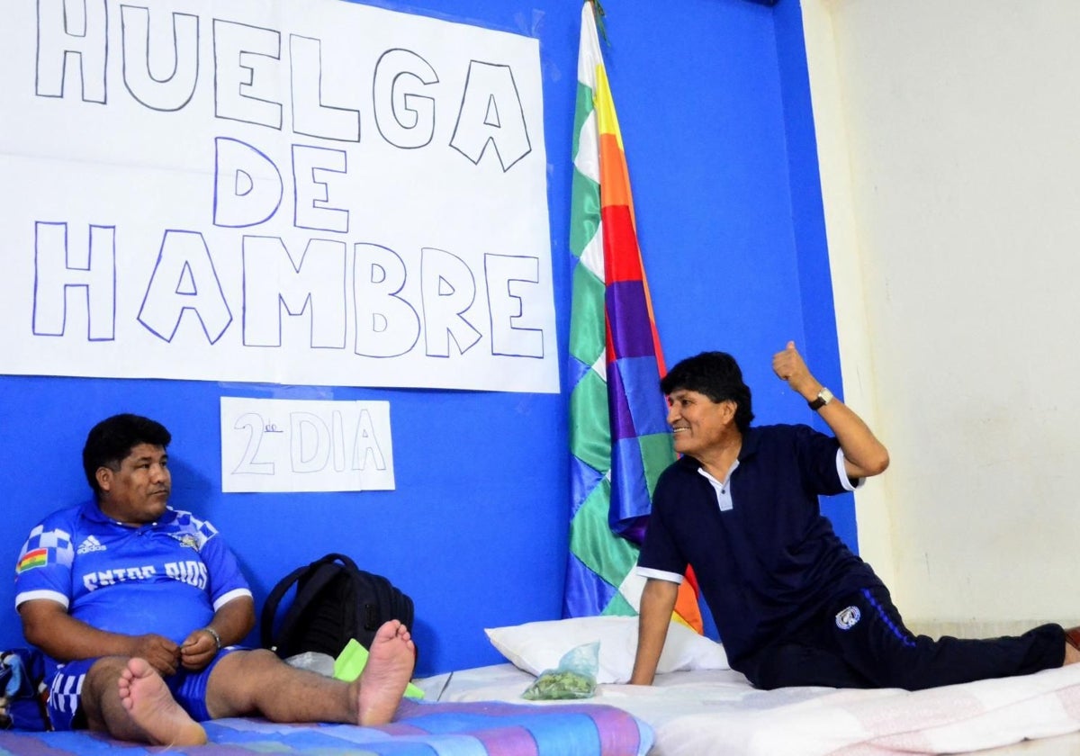 El expresidente de Bolivia Evo Morales conversa con un hombre en huelga de hambre, en Cochabamba