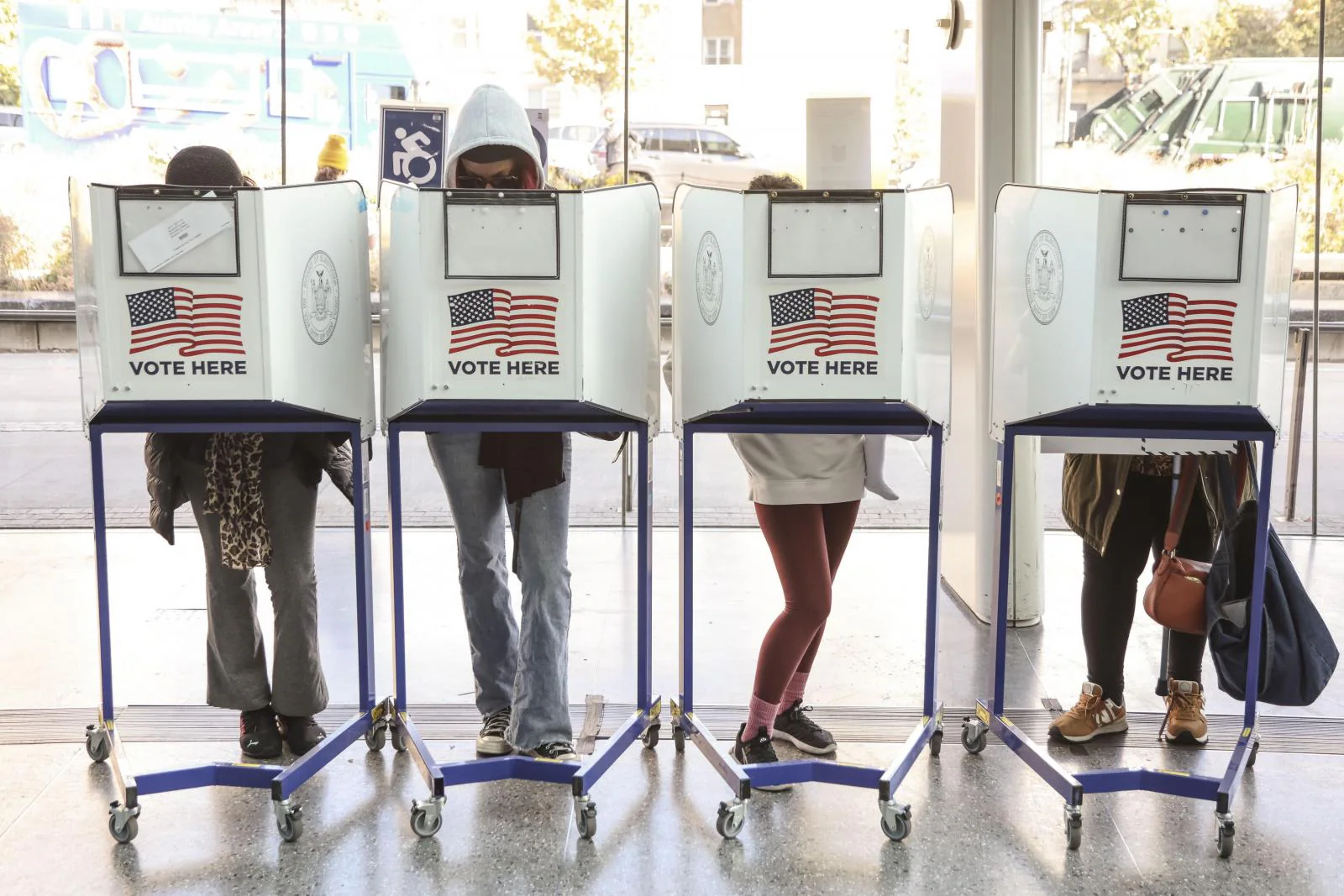 Los votantes emiten en el vestíbulo del Museo de Brooklyn