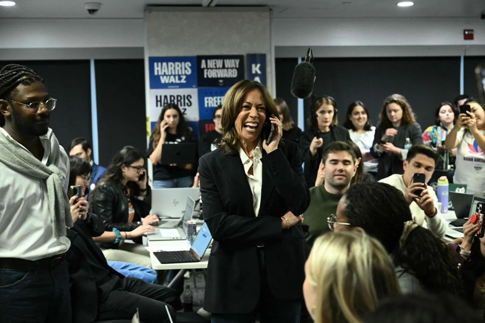 La vicepresidenta de EE.UU. y candidata presidencial demócrata Kamala Harris hablando por teléfono con un votante en la sede del Comité Nacional Demócrata en Washington