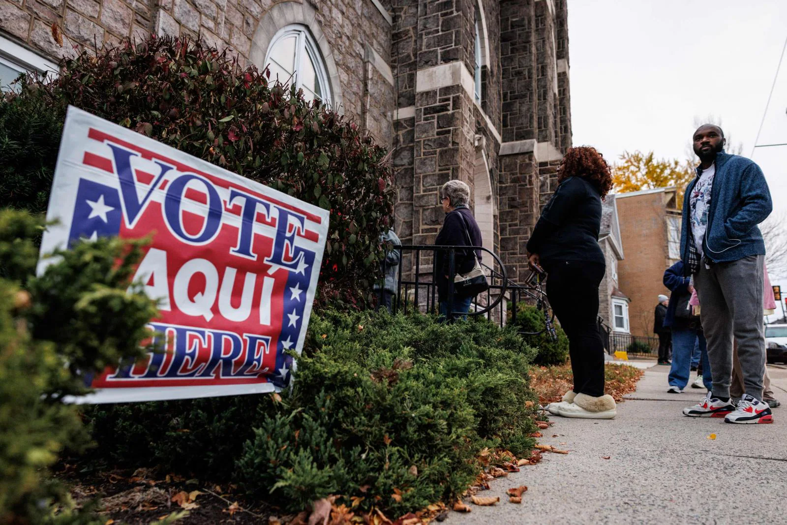 Los votantes hacen cola fuera de un colegio electoral en la Iglesia Evangélica Luterana de St. John's Windish antes de que abran las urnas el día de las elecciones en Belén, Pensilvania