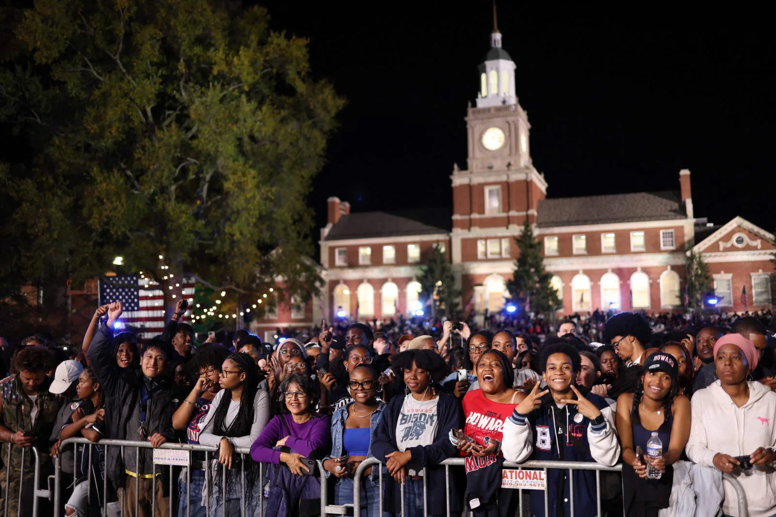 Simpatizantes de la vicepresidenta de EE.UU. y candidata presidencial demócrata Kamala Harris reaccionan a los resultados electorales antes de un acto de la noche electoral en la Universidad Howard