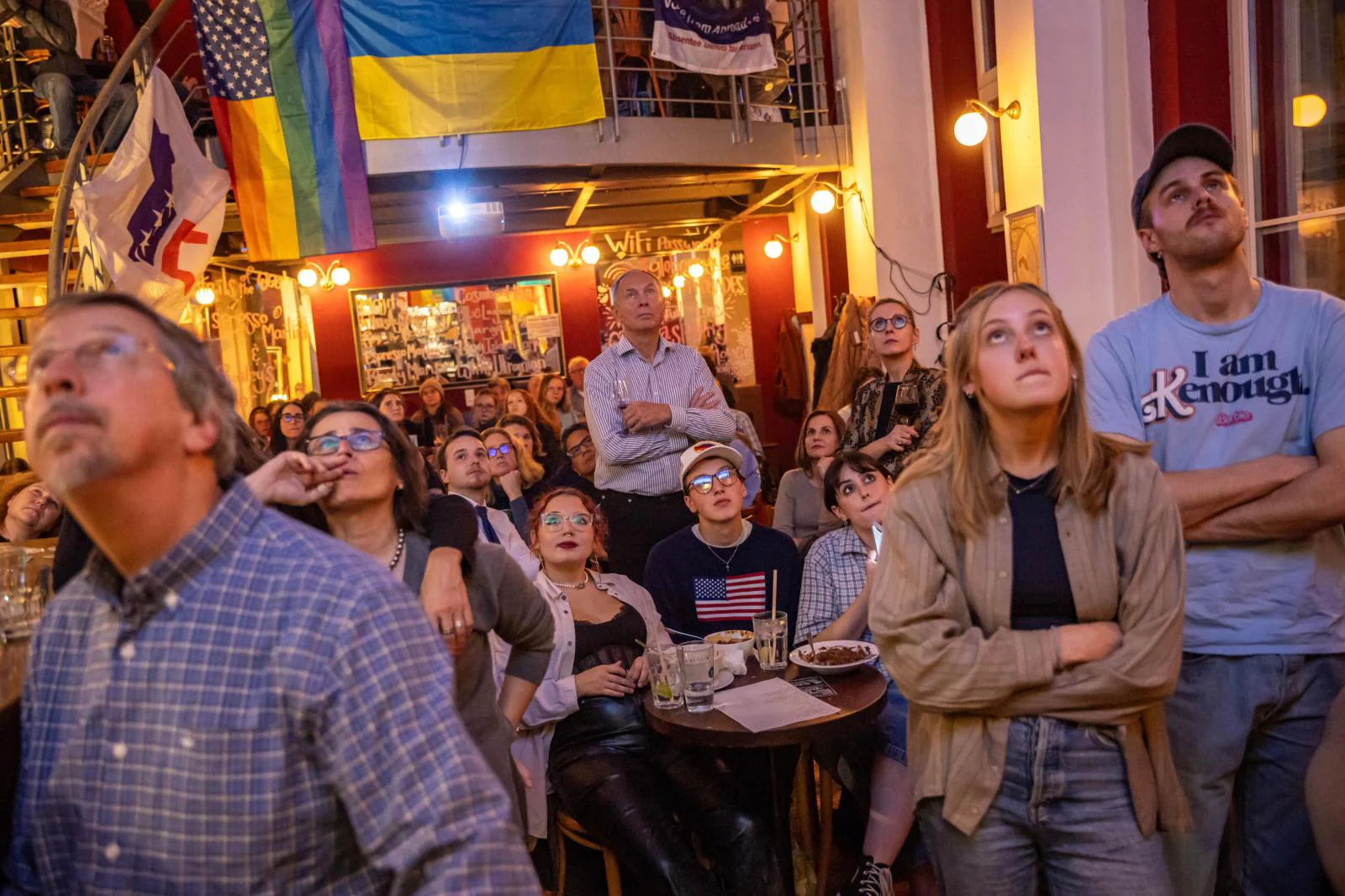 Votantes de EE.UU. reunidos en un bar de República Checa para seguir las elecciones en d