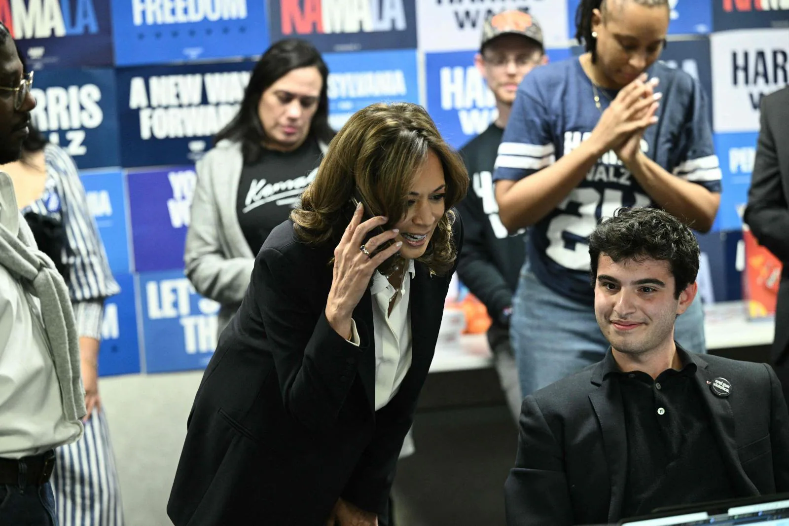 La vicepresidenta de EE.UU. y candidata presidencial demócrata Kamala Harris hablando por teléfono con un votante en la sede del Comité Nacional Demócrata en Washington