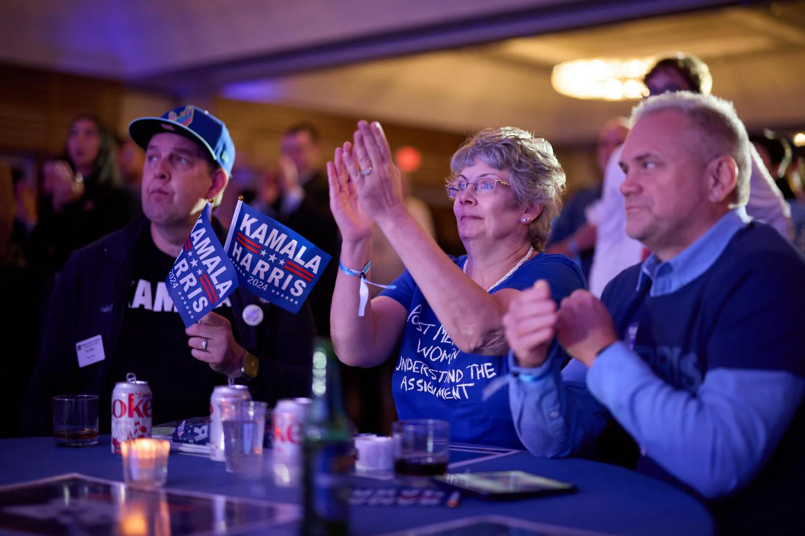 Varias personas en Phoenix, Arizona, observan los resultados de las elecciones