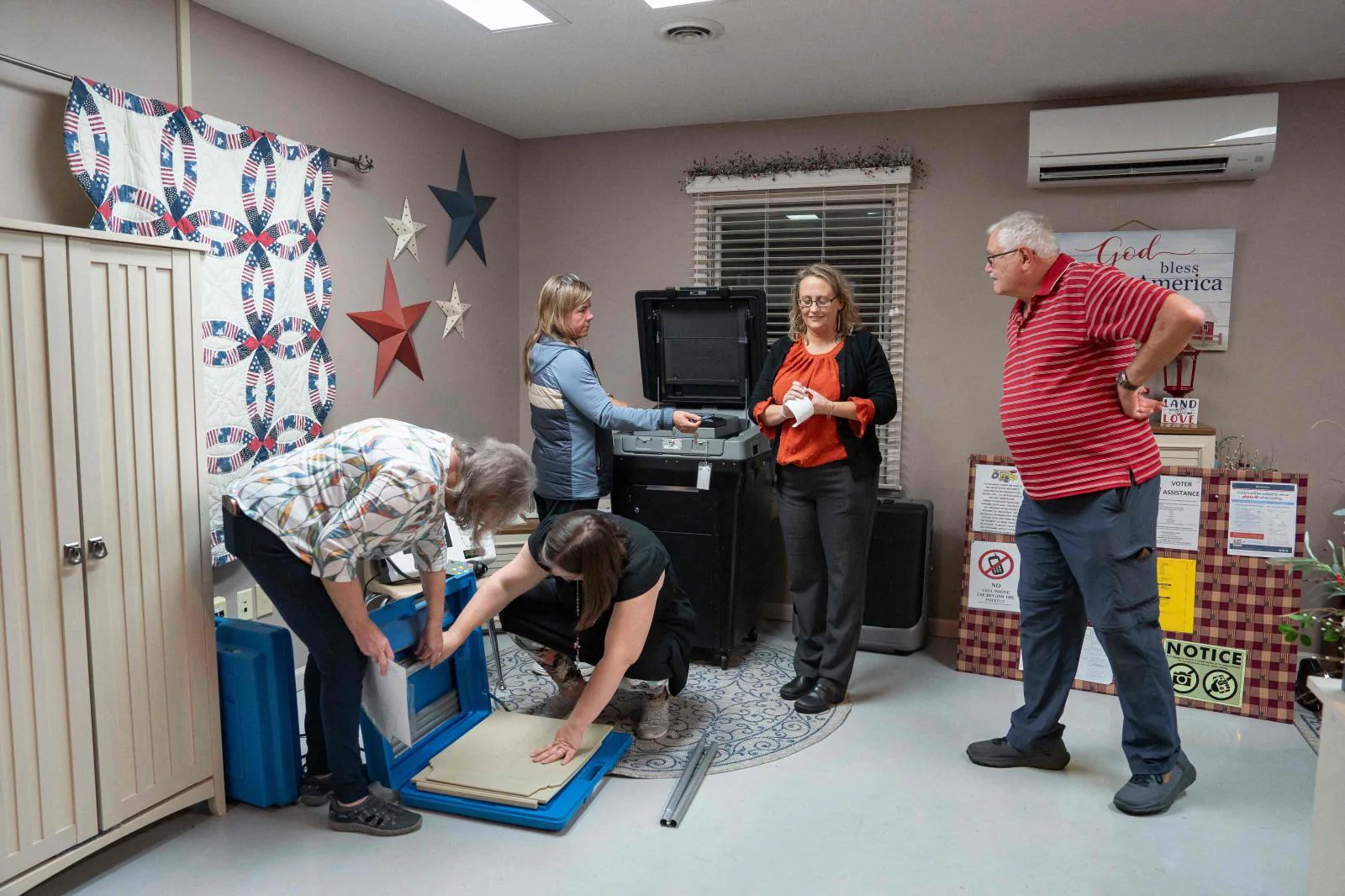 La Directora de Elecciones Mary Beth Tipton (2R) supervisa la Oficina de Elecciones del Condado de Yancey mientras se reportan las papeletas y se devuelve el material electoral en Carolina del Norte