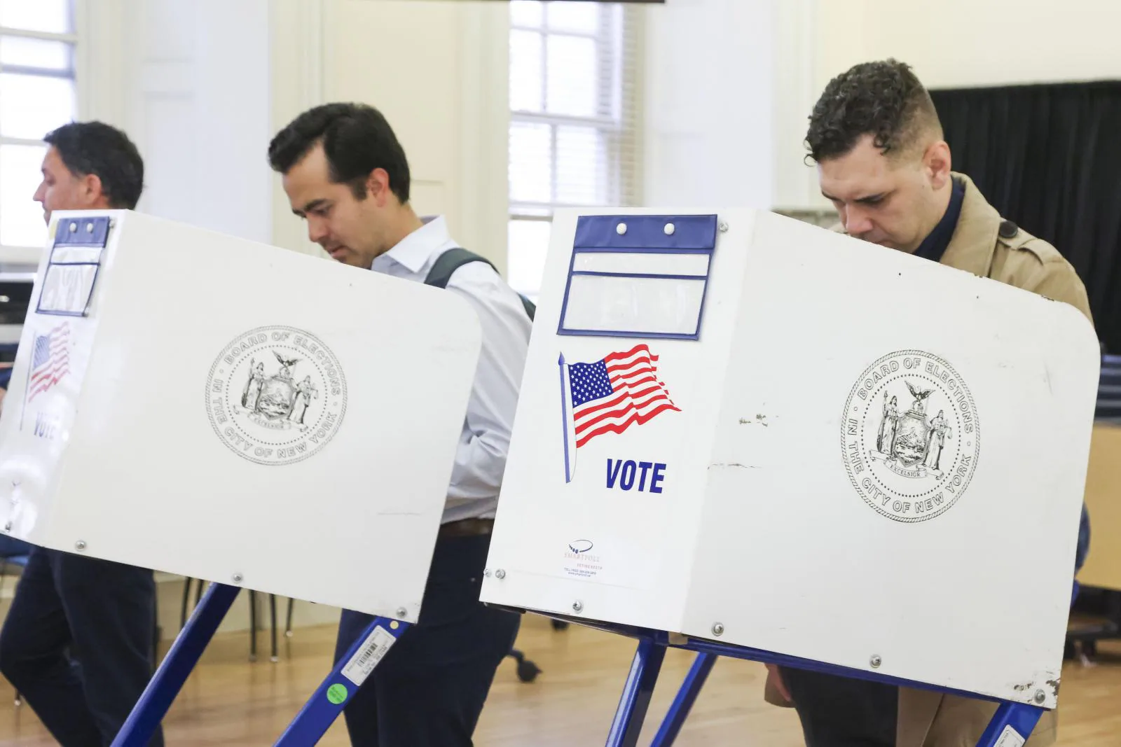 Los votantes depositan sus papeletas en un colegio electoral en Brooklyn Borough Hall, en el distrito de Brooklyn de Nueva York