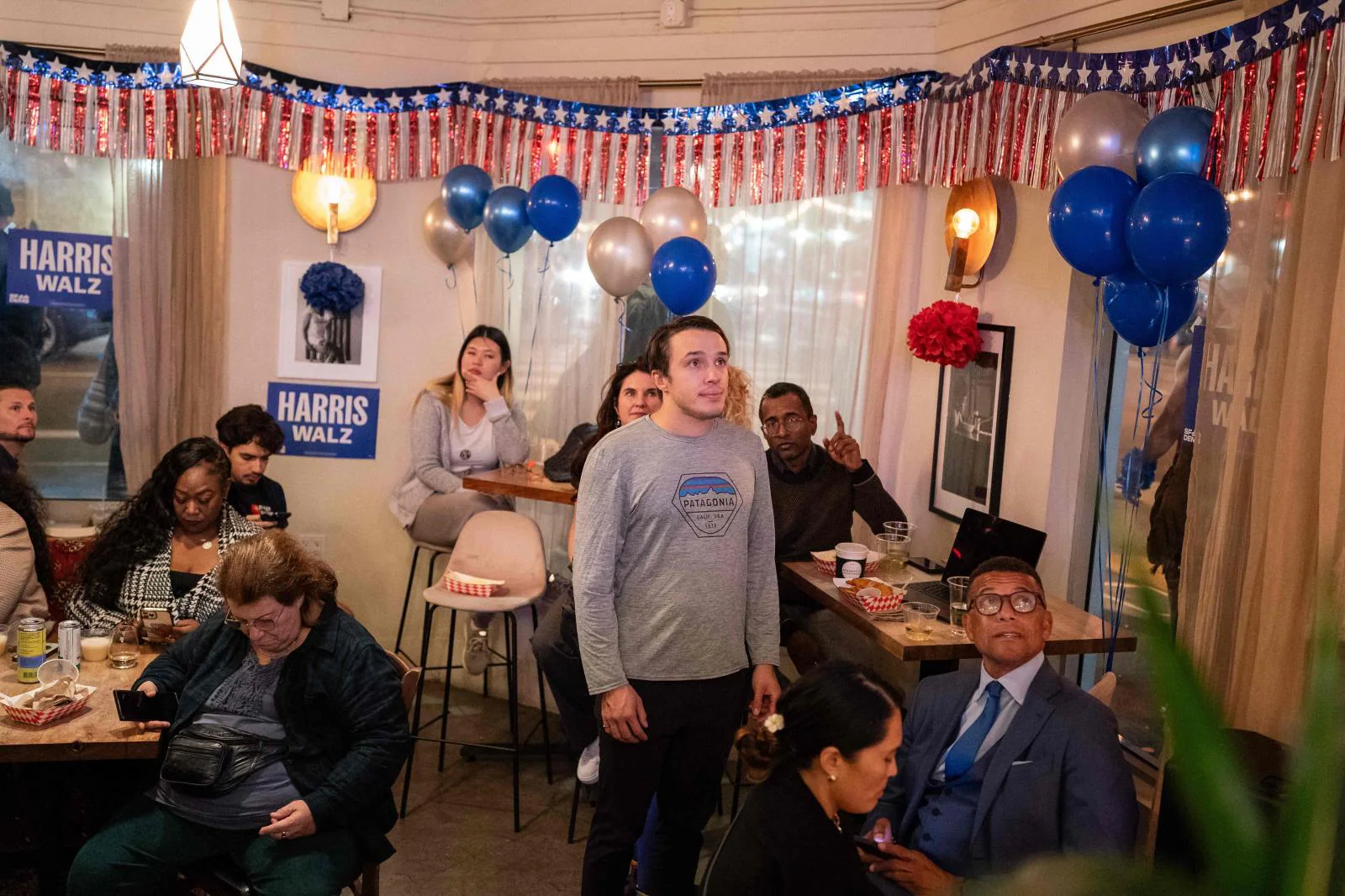 Votantes demócratas siguiendo las elecciones en San Francisco, California