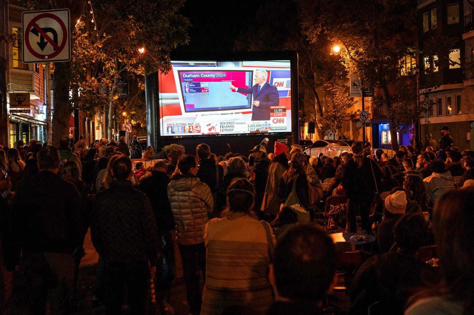 Una pantalla gigante desplegada en una de las calles de San Francisco, California