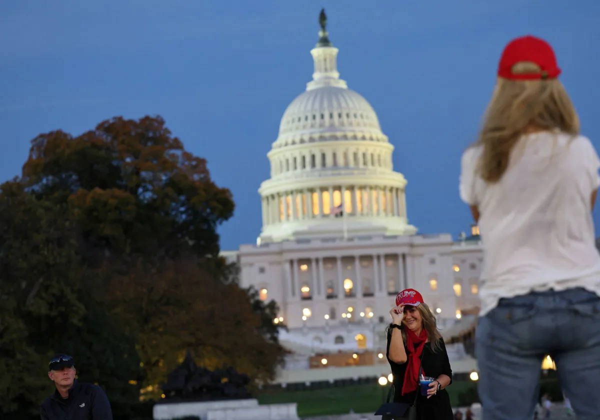 Los partidarios de Trump se toman fotografías cerca del Capitolio de Estados Unidos