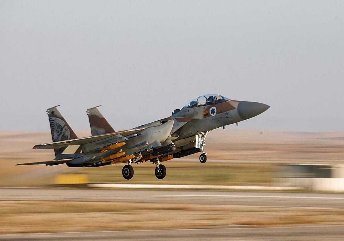 Un avión de combate F-15 despega durante una ceremonia de graduación para pilotos de la Fuerza Aérea israelí