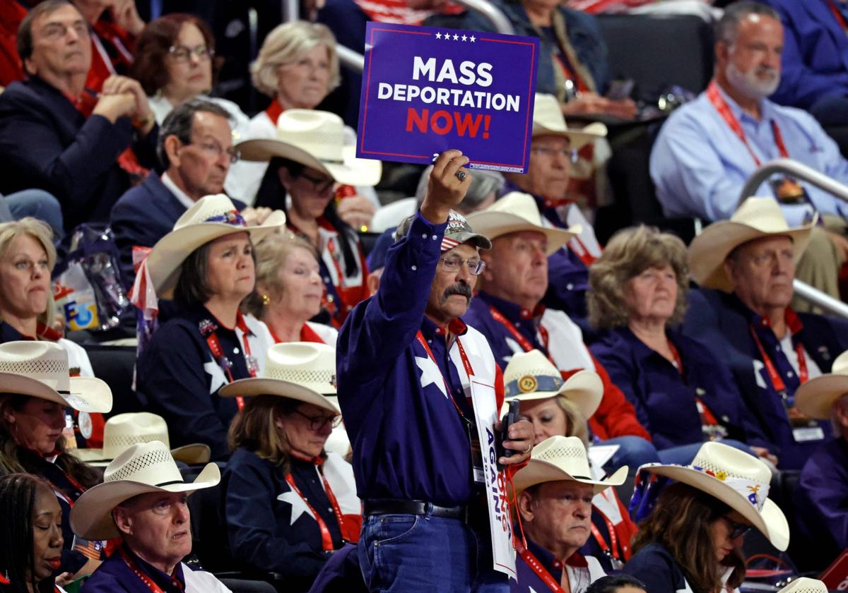 Un delegado de Texas sostiene un cartel durante la Convención Nacional Republicana de 2024.
