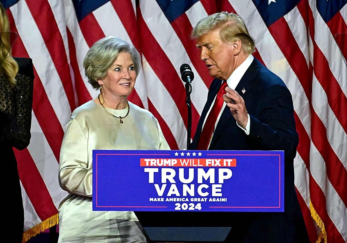 Donald Trump junto a su jefa de campaña Susie Wiles durante la noche electoral.