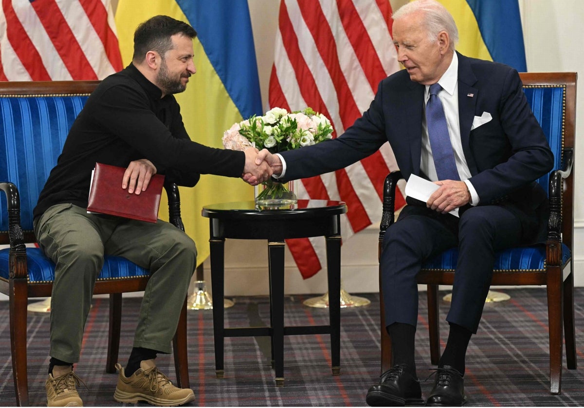 El presidente de Estados Unidos, Joe Biden, estrecha la mano al presidente ucraniano, Volodímir Zelenski