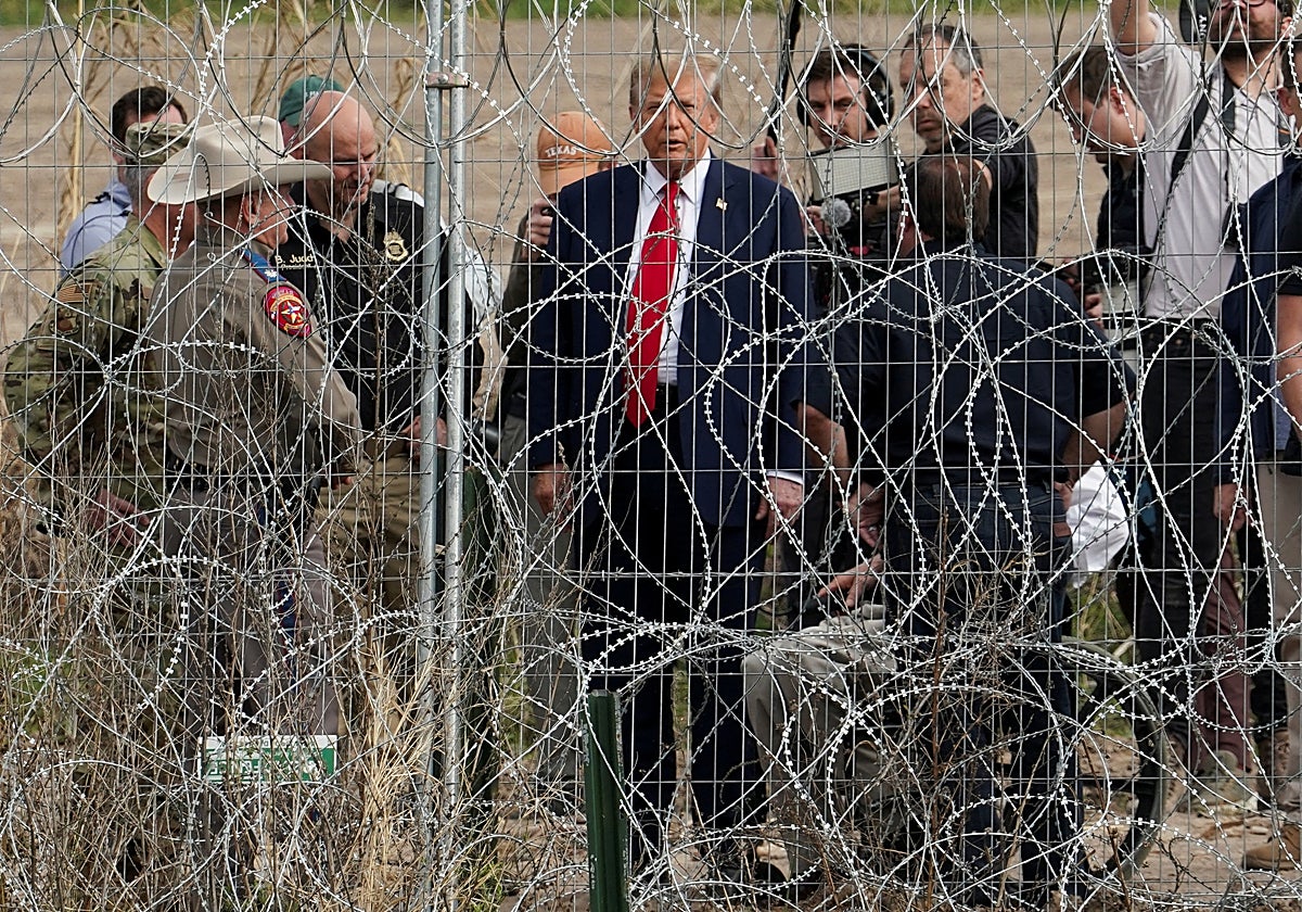Doland Trump, durante una visita a la frontera entre EE UU y México en Eagle Pass