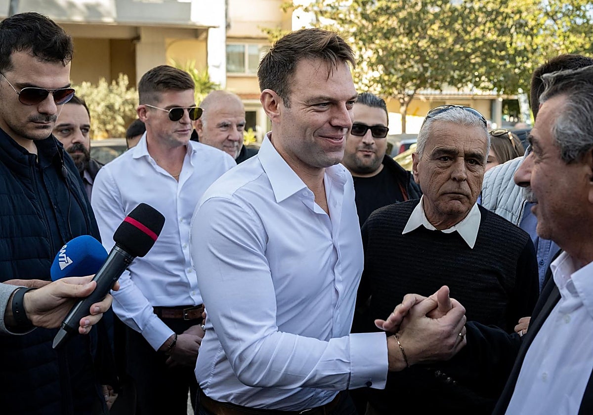 El ex líder del principal partido de oposición de Grecia, Syriza, Stéfanos Kaselakis, saluda a sus partidarios