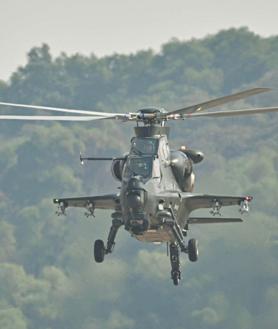 Imagen secundaria 2 - Aspeccto general de la feria y cazas y helicópteros de combate que sehan podido ver 