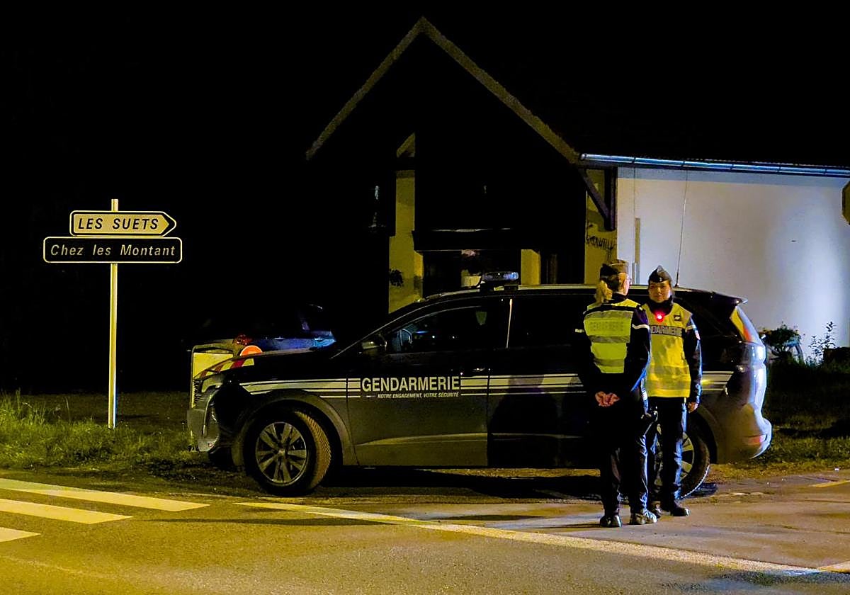 Gendarmes franceses montan guardia a la entrada de la calle cerca del lugar donde los tres menores fueron asesinados