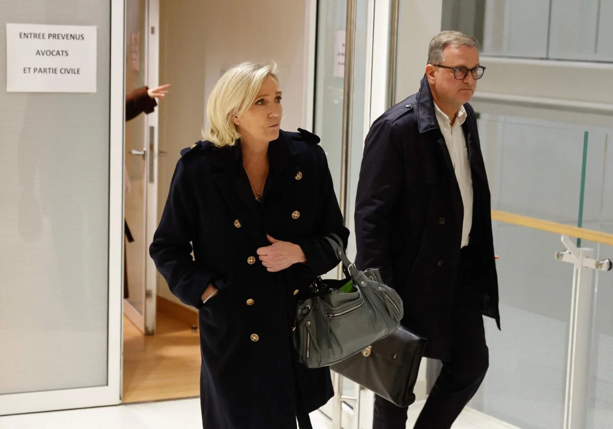 La dirigente francesa de Agrupación Nacional, Marine Le Pen, sale del juicio por malversación de fondos