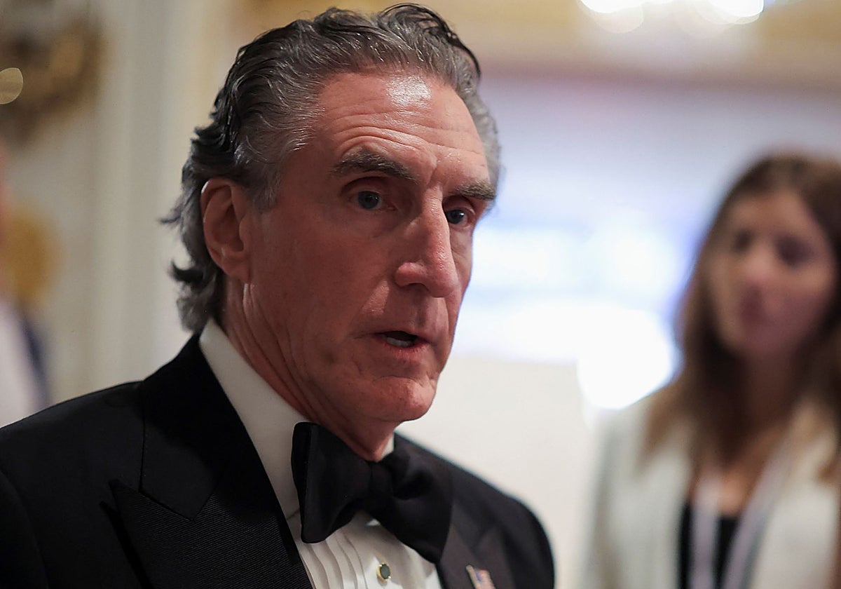 El gobernador de Dakota del Norte, Doug Burgum, seleccionado por Trump para secretario de Interior