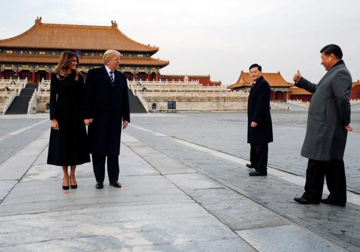 Xi Jinping alza el pulgar a Trump y su esposa, Melania, durante su visita a Pekín en 2017, bajo la atenta mirada de su traductor, Qin Gang, quien luego fue purgado como ministro de Exteriores