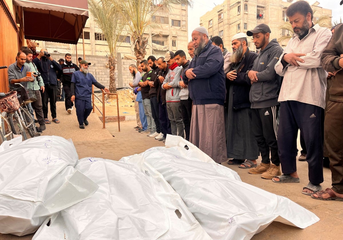 Palestinos rezan junto a los cuerpos de los fallecidos en un ataque israelí en la Franja de Gaza