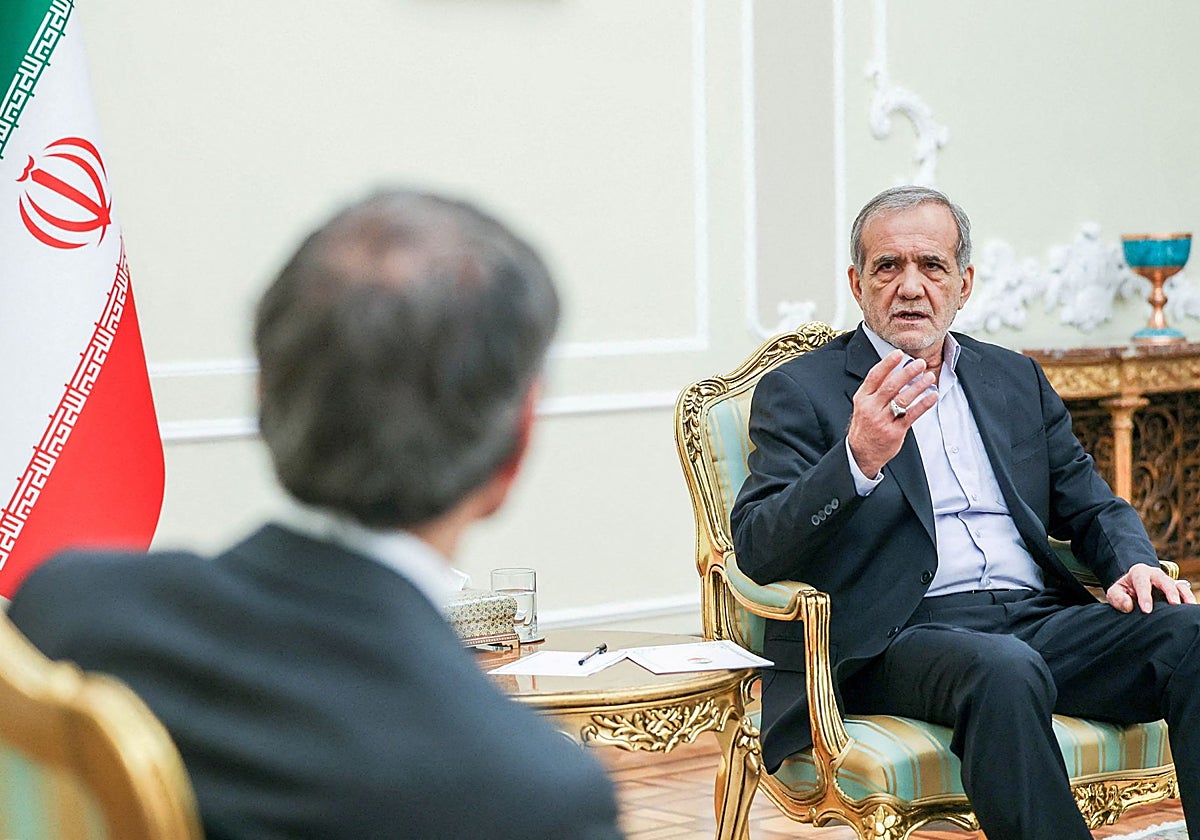 El presidente de Irán, Masoud Pezeshkian, se reúne con el director general del OIEA, Rafael Grossi, en Teherán