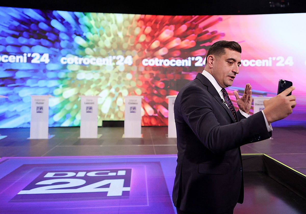 El candidato presidencial George Simion interactúa con su audiencia en las redes sociales durante un debate presidencial en Bucarest,