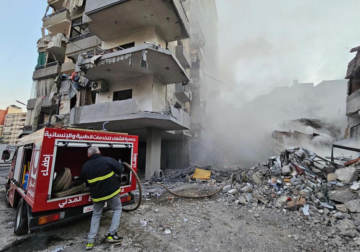 Un bombero tras apagar un incendio provocado por los ataques de Israel