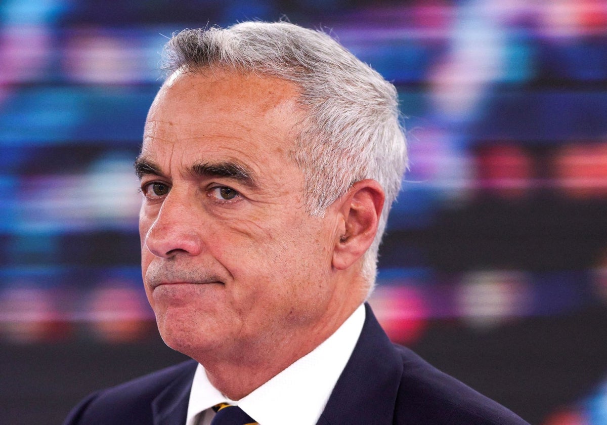 El candidato presidencial Calin Georgescu asiste a un debate televisado en Bucarest, Rumanía