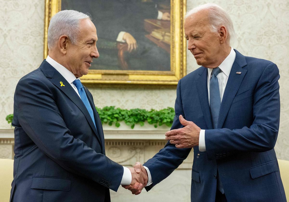 Benjamin Netanyahu y Joe Biden se dan la mano