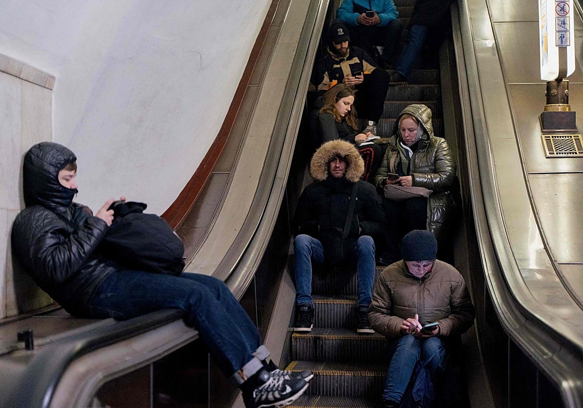 Residentes locales se refugian en una estación de metro durante la alarma de un ataque aéreo en Kiev